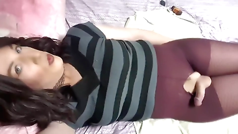 Jessica bethany knox fucks her pussy in her own bedroom