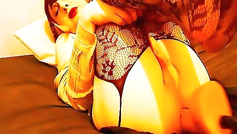 Gorgeous blonde with a nice ass goes through a dildo