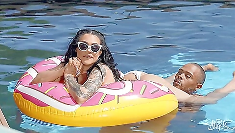 Hot black dude is riding a tattooed brunette in a hot car