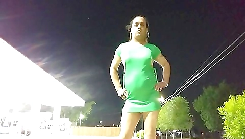 Amateur brunette amateur woman shows off her ass in the street