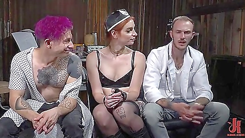 Threesome in double penetration and facial for a hot lady