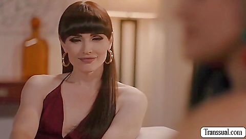 Brunette deepthroater fucks her pussy with a large dick