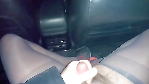 Hot girl shows herself nude in the car for a sex vid